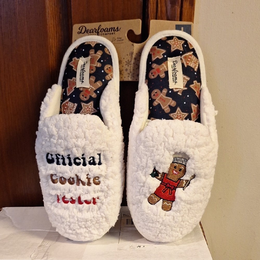 Dearfoams Womans Cream Slippers with Gingerbread Embroidery